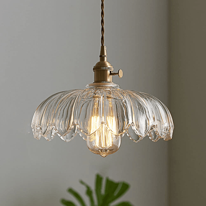 Charmante vintage bloemen hanglamp met kleurrijke geëmailleerde bloemen, ideaal voor sfeervolle woonkamers en eetkamers.