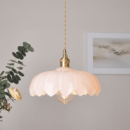 Charmante vintage bloemen hanglamp met kleurrijke geëmailleerde bloemen, ideaal voor sfeervolle woonkamers en eetkamers.