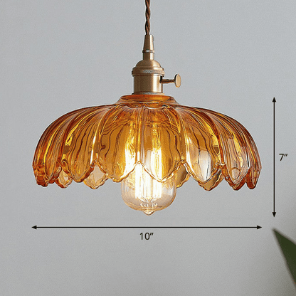 Charmante vintage bloemen hanglamp met kleurrijke geëmailleerde bloemen, ideaal voor sfeervolle woonkamers en eetkamers.