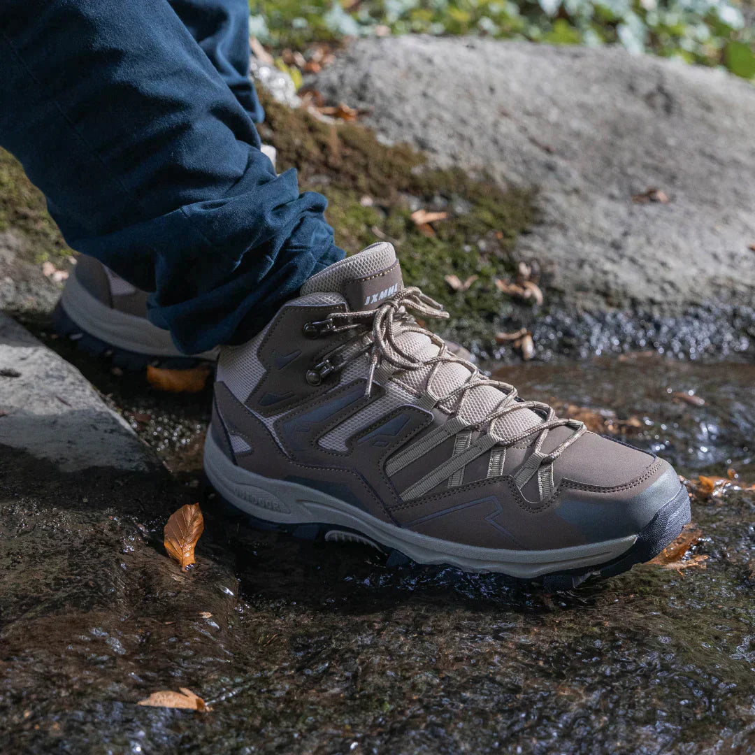 "Comfortabele en duurzame wandelschoenen voor dames, lichtbruin met een robuuste uitstraling, ideaal voor avontuurlijke tocht