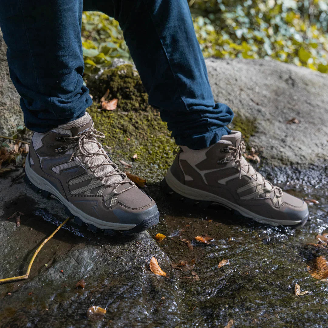 "Comfortabele en duurzame wandelschoenen voor dames, lichtbruin met een robuuste uitstraling, ideaal voor avontuurlijke tocht