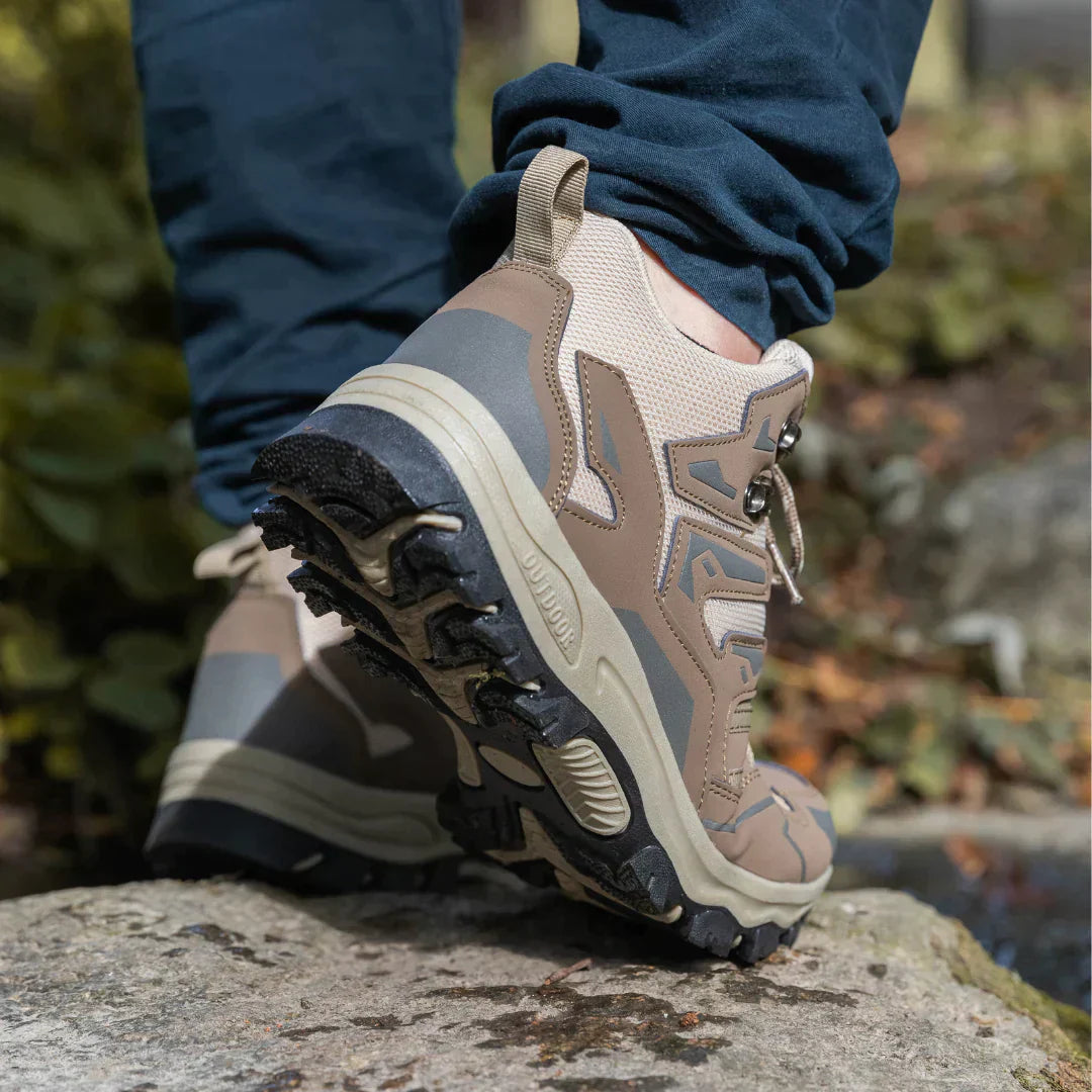 "Comfortabele en duurzame wandelschoenen voor dames, lichtbruin met een robuuste uitstraling, ideaal voor avontuurlijke tocht