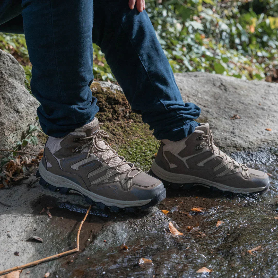 "Comfortabele en duurzame wandelschoenen voor dames, lichtbruin met een robuuste uitstraling, ideaal voor avontuurlijke tocht