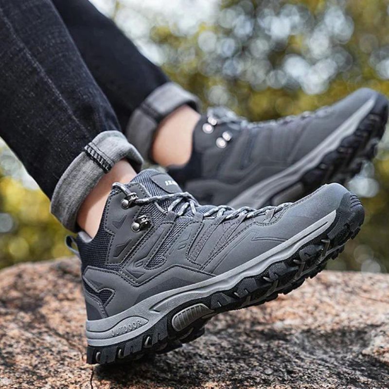 "Comfortabele en duurzame wandelschoenen voor dames, lichtbruin met een robuuste uitstraling, ideaal voor avontuurlijke tocht