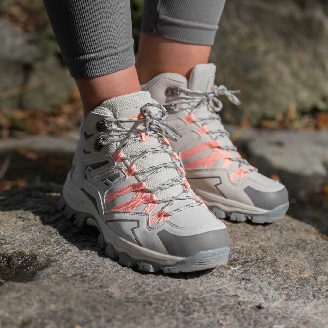 "Comfortabele en duurzame wandelschoenen voor dames, lichtbruin met een robuuste uitstraling, ideaal voor avontuurlijke tocht
