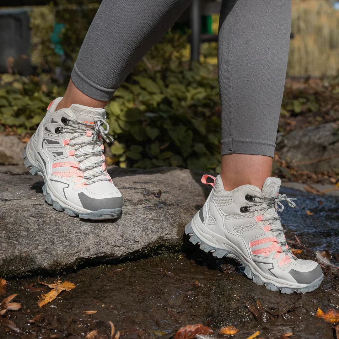 "Comfortabele en duurzame wandelschoenen voor dames, lichtbruin met een robuuste uitstraling, ideaal voor avontuurlijke tocht