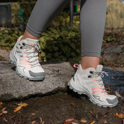 "Comfortabele en duurzame wandelschoenen voor dames, lichtbruin met een robuuste uitstraling, ideaal voor avontuurlijke tocht