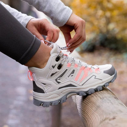 "Comfortabele en duurzame wandelschoenen voor dames, lichtbruin met een robuuste uitstraling, ideaal voor avontuurlijke tocht