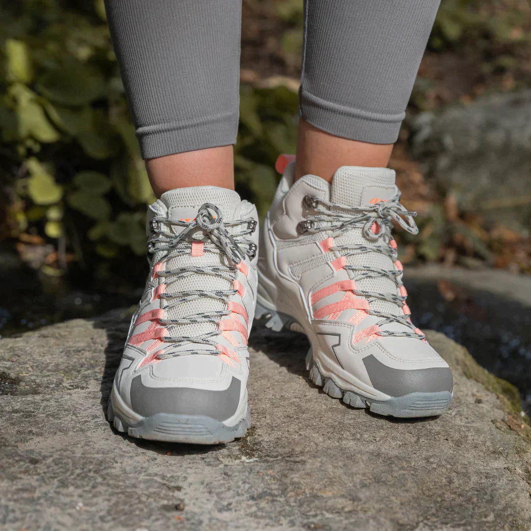 "Comfortabele en duurzame wandelschoenen voor dames, lichtbruin met een robuuste uitstraling, ideaal voor avontuurlijke tocht