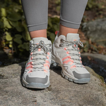 "Comfortabele en duurzame wandelschoenen voor dames, lichtbruin met een robuuste uitstraling, ideaal voor avontuurlijke tocht