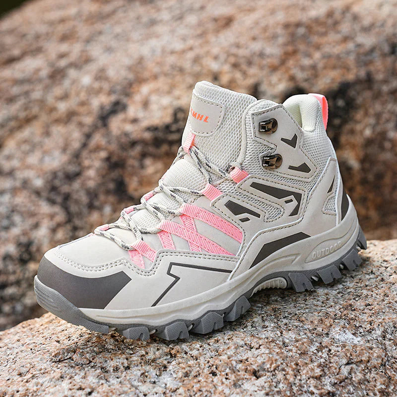 "Comfortabele en duurzame wandelschoenen voor dames, lichtbruin met een robuuste uitstraling, ideaal voor avontuurlijke tocht