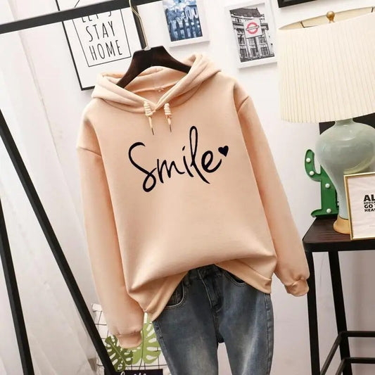 "Comfortabele kleurrijke vrouwenhoodie met lange mouwen en speels levendig ontwerp, perfect voor casual koude dagen."