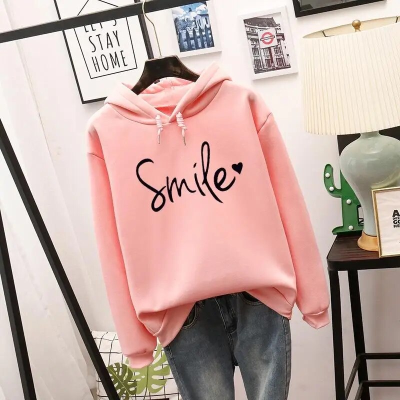 "Comfortabele kleurrijke vrouwenhoodie met lange mouwen en speels levendig ontwerp, perfect voor casual koude dagen."