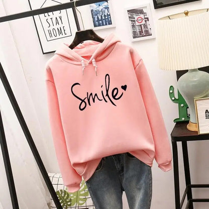 "Comfortabele kleurrijke vrouwenhoodie met lange mouwen en speels levendig ontwerp, perfect voor casual koude dagen."