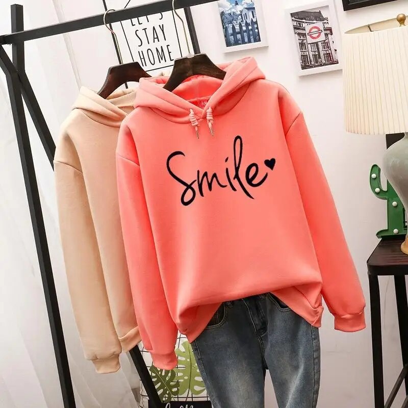 "Comfortabele kleurrijke vrouwenhoodie met lange mouwen en speels levendig ontwerp, perfect voor casual koude dagen."