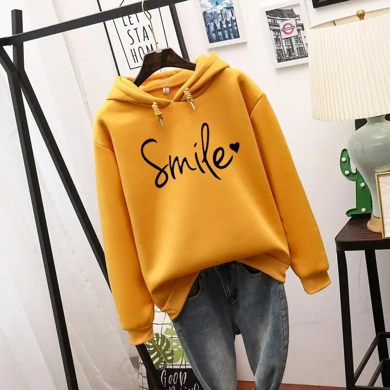 "Comfortabele kleurrijke vrouwenhoodie met lange mouwen en speels levendig ontwerp, perfect voor casual koude dagen."