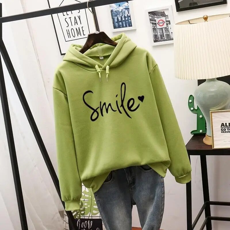 "Comfortabele kleurrijke vrouwenhoodie met lange mouwen en speels levendig ontwerp, perfect voor casual koude dagen."