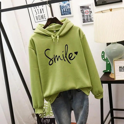"Comfortabele kleurrijke vrouwenhoodie met lange mouwen en speels levendig ontwerp, perfect voor casual koude dagen."