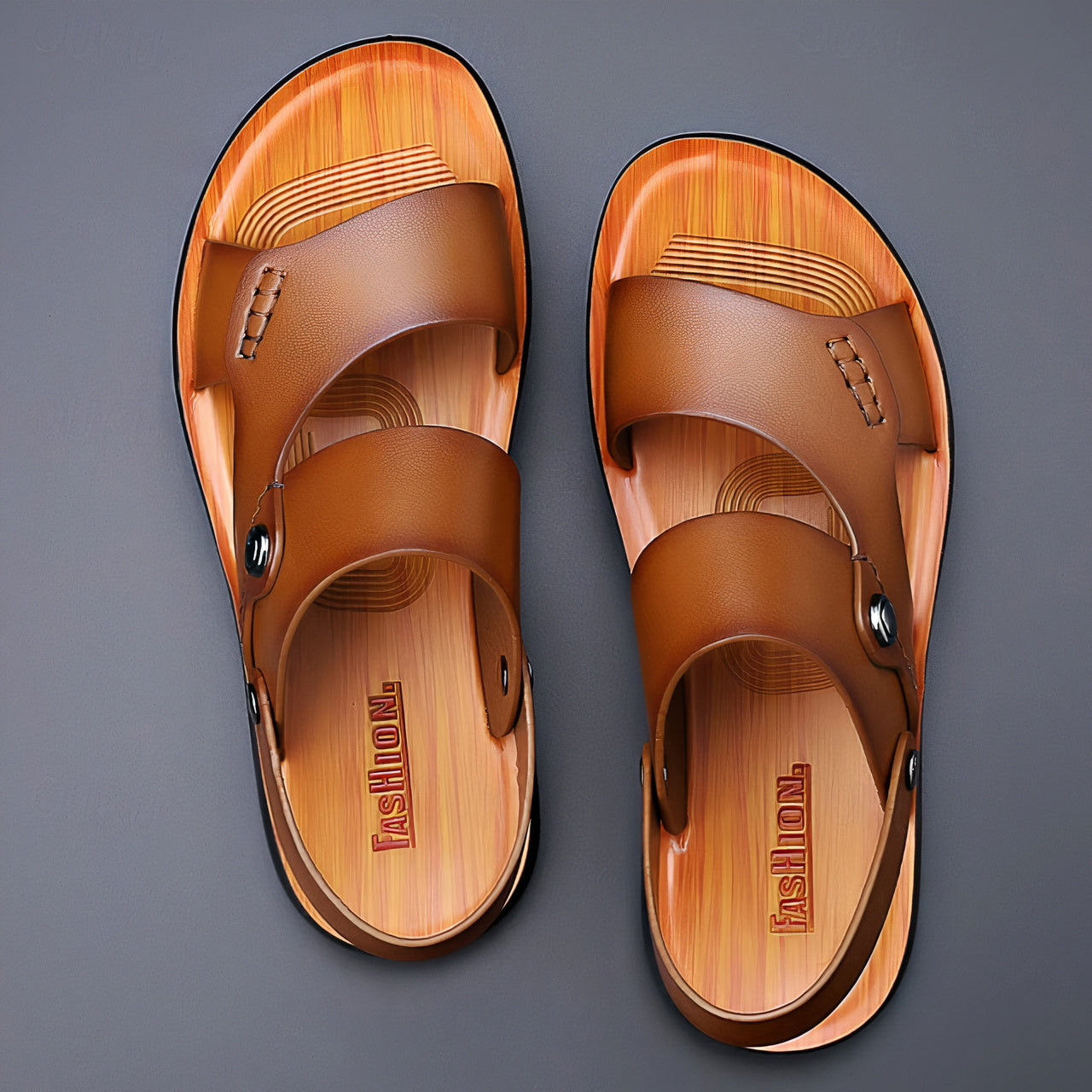 "Comfortabele zandkleurige herensandalen met antislip zool, luchtig design perfect voor zomeravonturen."