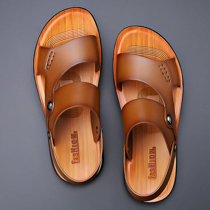 "Comfortabele zandkleurige herensandalen met antislip zool, luchtig design perfect voor zomeravonturen."