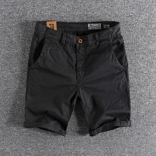 "Comfortabele zwarte heren shorts met trendy opgerolde zomen en handige zijzakken, perfect voor zomerse gelegenheden."