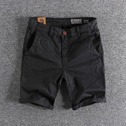 "Comfortabele zwarte heren shorts met trendy opgerolde zomen en handige zijzakken, perfect voor zomerse gelegenheden."