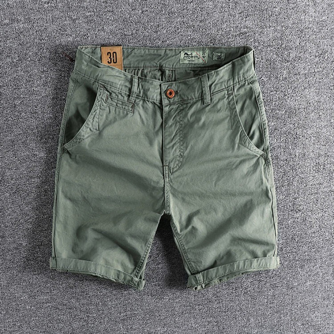 "Comfortabele zwarte heren shorts met trendy opgerolde zomen en handige zijzakken, perfect voor zomerse gelegenheden."
