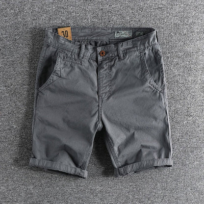 "Comfortabele zwarte heren shorts met trendy opgerolde zomen en handige zijzakken, perfect voor zomerse gelegenheden."