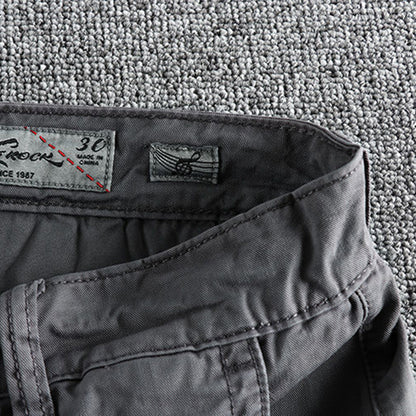 "Comfortabele zwarte heren shorts met trendy opgerolde zomen en handige zijzakken, perfect voor zomerse gelegenheden."