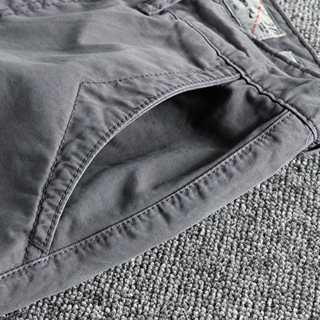 "Comfortabele zwarte heren shorts met trendy opgerolde zomen en handige zijzakken, perfect voor zomerse gelegenheden."