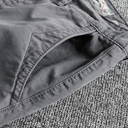 "Comfortabele zwarte heren shorts met trendy opgerolde zomen en handige zijzakken, perfect voor zomerse gelegenheden."