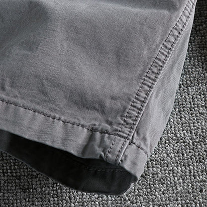 "Comfortabele zwarte heren shorts met trendy opgerolde zomen en handige zijzakken, perfect voor zomerse gelegenheden."