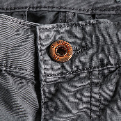 "Comfortabele zwarte heren shorts met trendy opgerolde zomen en handige zijzakken, perfect voor zomerse gelegenheden."