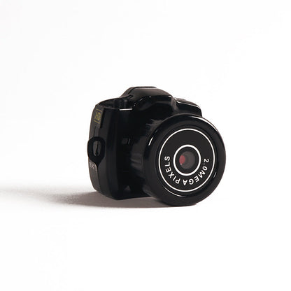 "Compacte HD mini videocamera, draagbaar ontwerp met schokbestendige behuizing, ideaal voor scherpe 1080HD opnamen."