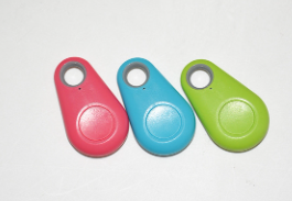 "Compacte, stijlvolle TrackME GPS Tracker voor kinderen en huisdieren, biedt realtime locatiebewaking en veiligheidszones."