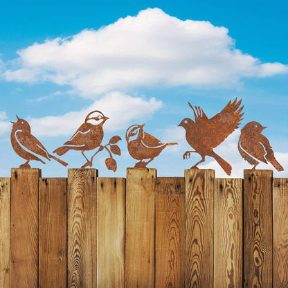 "Cortenstaal tuin vogelbeeld; roestkleur, duurzaam en weerbestendig voor elegante tuin decoratie."