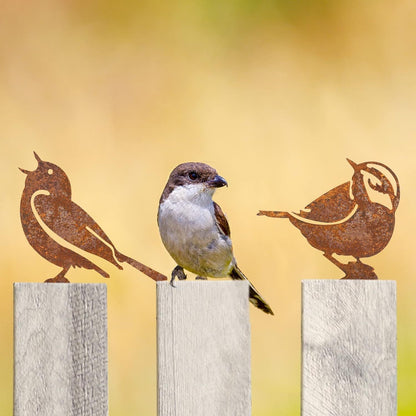"Cortenstaal tuin vogelbeeld; roestkleur, duurzaam en weerbestendig voor elegante tuin decoratie."