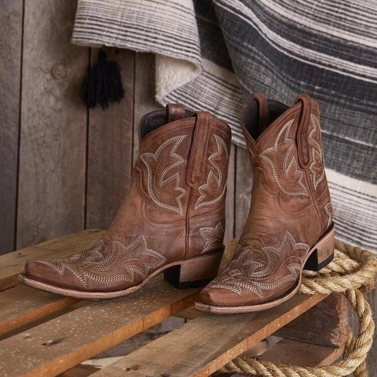 "Dames cowboylaarzen geborduurd leer, Western stijl, spitse neus, stevige hak, elegant ontwerp, stijlvolle laarzen."