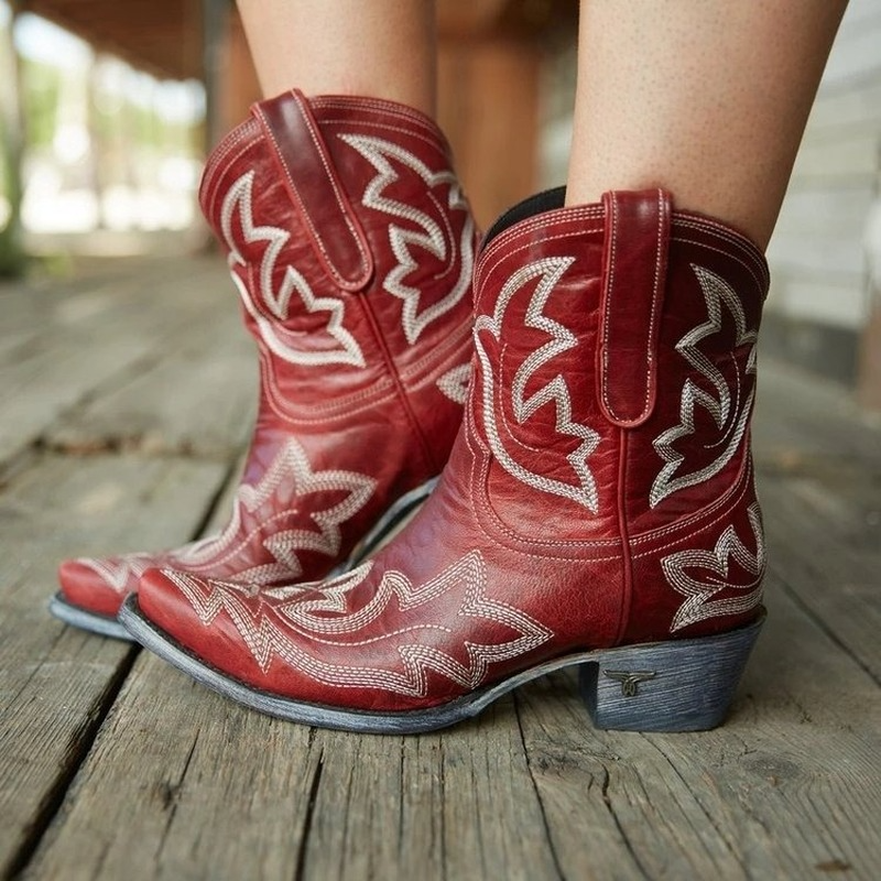 "Dames cowboylaarzen geborduurd leer, Western stijl, spitse neus, stevige hak, elegant ontwerp, stijlvolle laarzen."