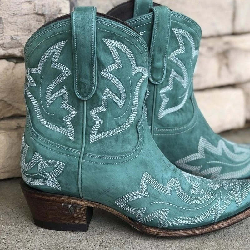 "Dames cowboylaarzen geborduurd leer, Western stijl, spitse neus, stevige hak, elegant ontwerp, stijlvolle laarzen."