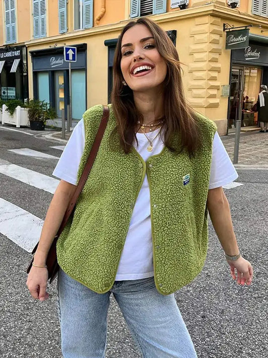 "Dames fleece bodywarmer in wit sherpa met oversized model, mouwloos en open voorkant voor stijl en warmte"