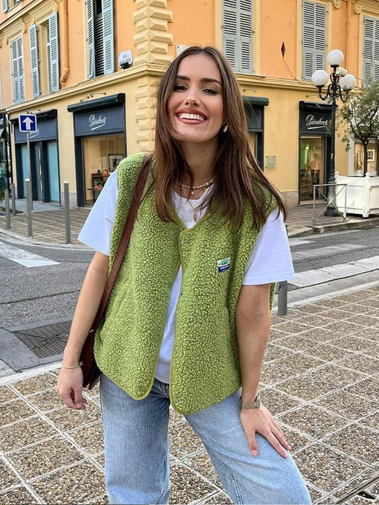 "Dames fleece bodywarmer in wit sherpa met oversized model, mouwloos en open voorkant voor stijl en warmte"