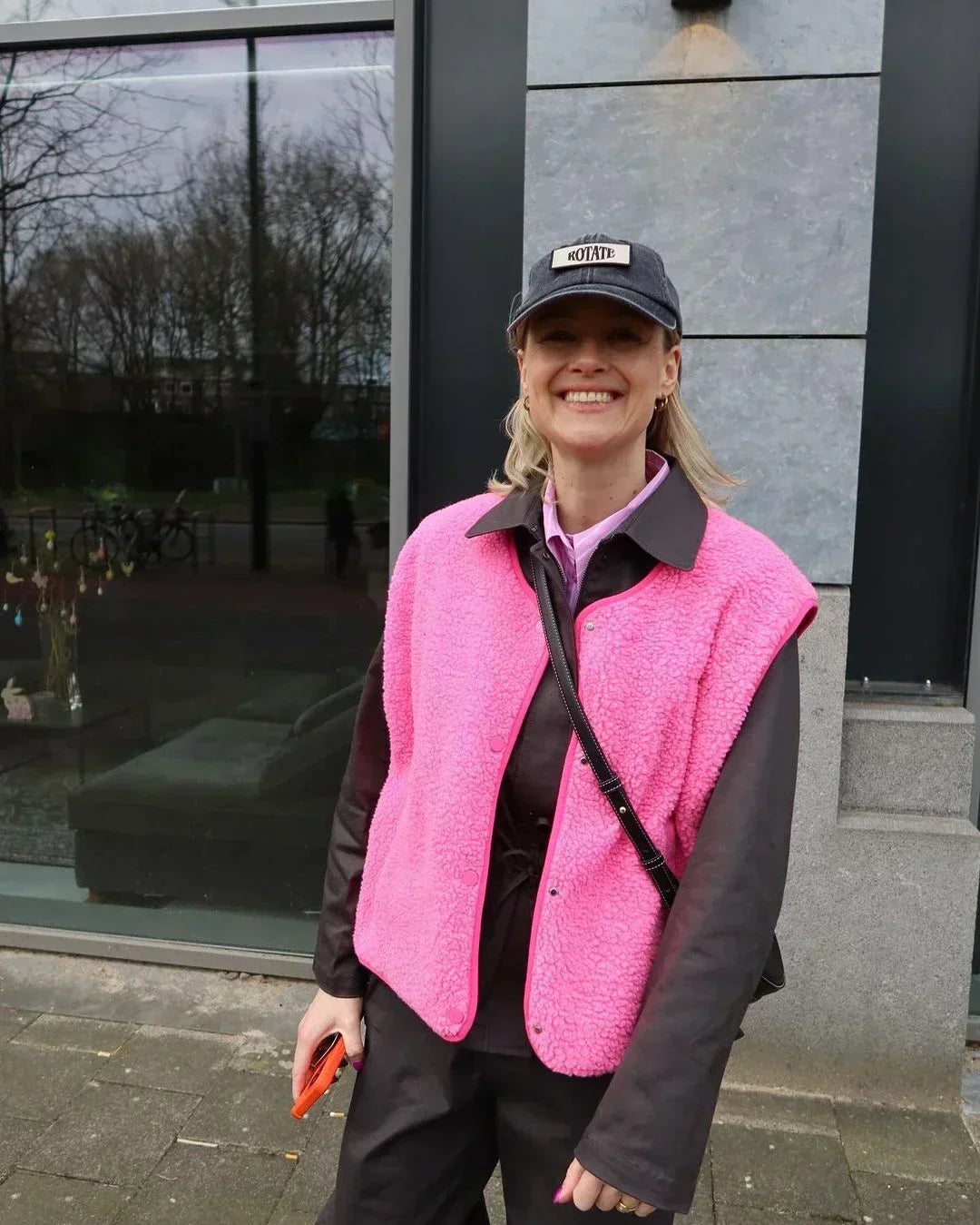 "Dames fleece bodywarmer in wit sherpa met oversized model, mouwloos en open voorkant voor stijl en warmte"