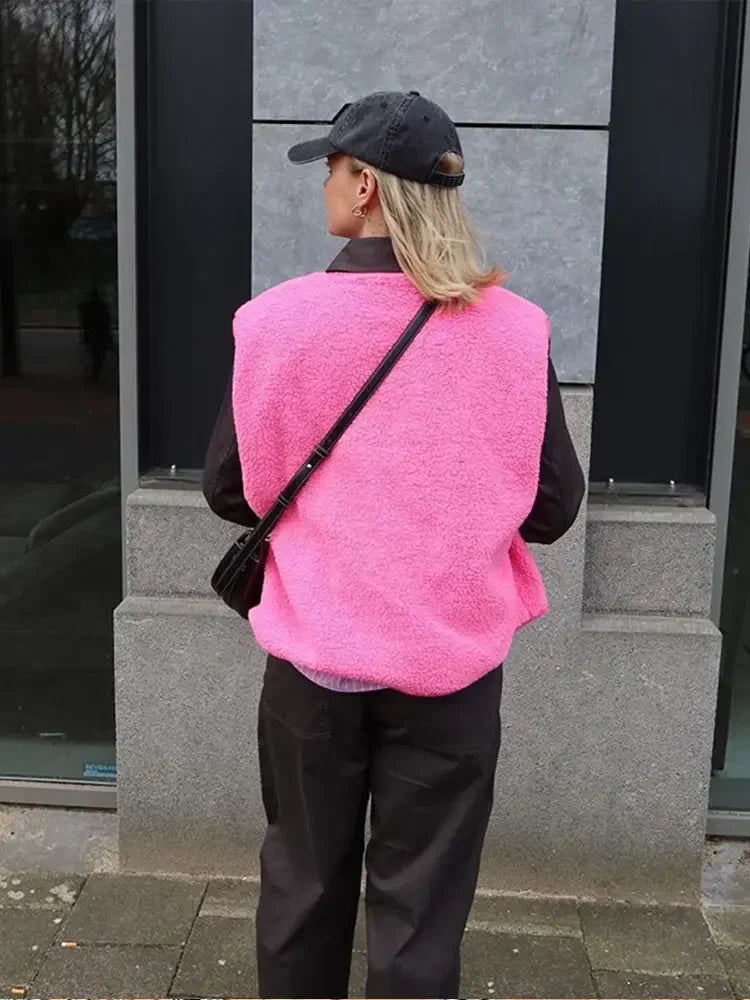 "Dames fleece bodywarmer in wit sherpa met oversized model, mouwloos en open voorkant voor stijl en warmte"