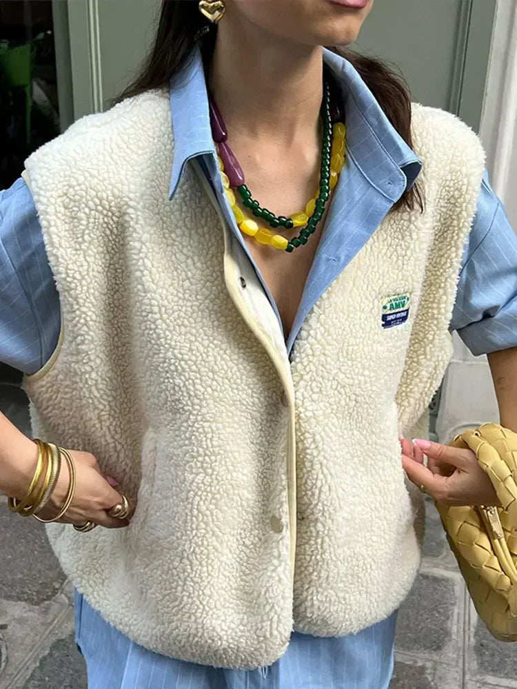 "Dames fleece bodywarmer in wit sherpa met oversized model, mouwloos en open voorkant voor stijl en warmte"
