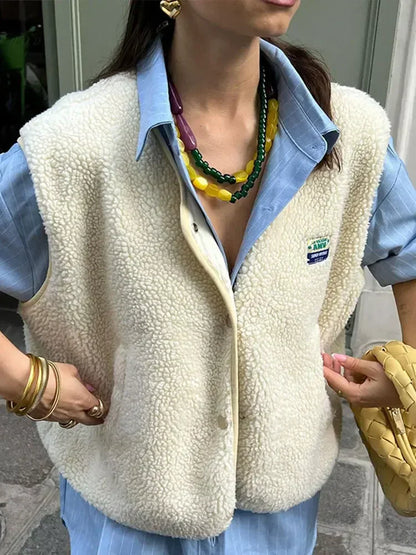"Dames fleece bodywarmer in wit sherpa met oversized model, mouwloos en open voorkant voor stijl en warmte"