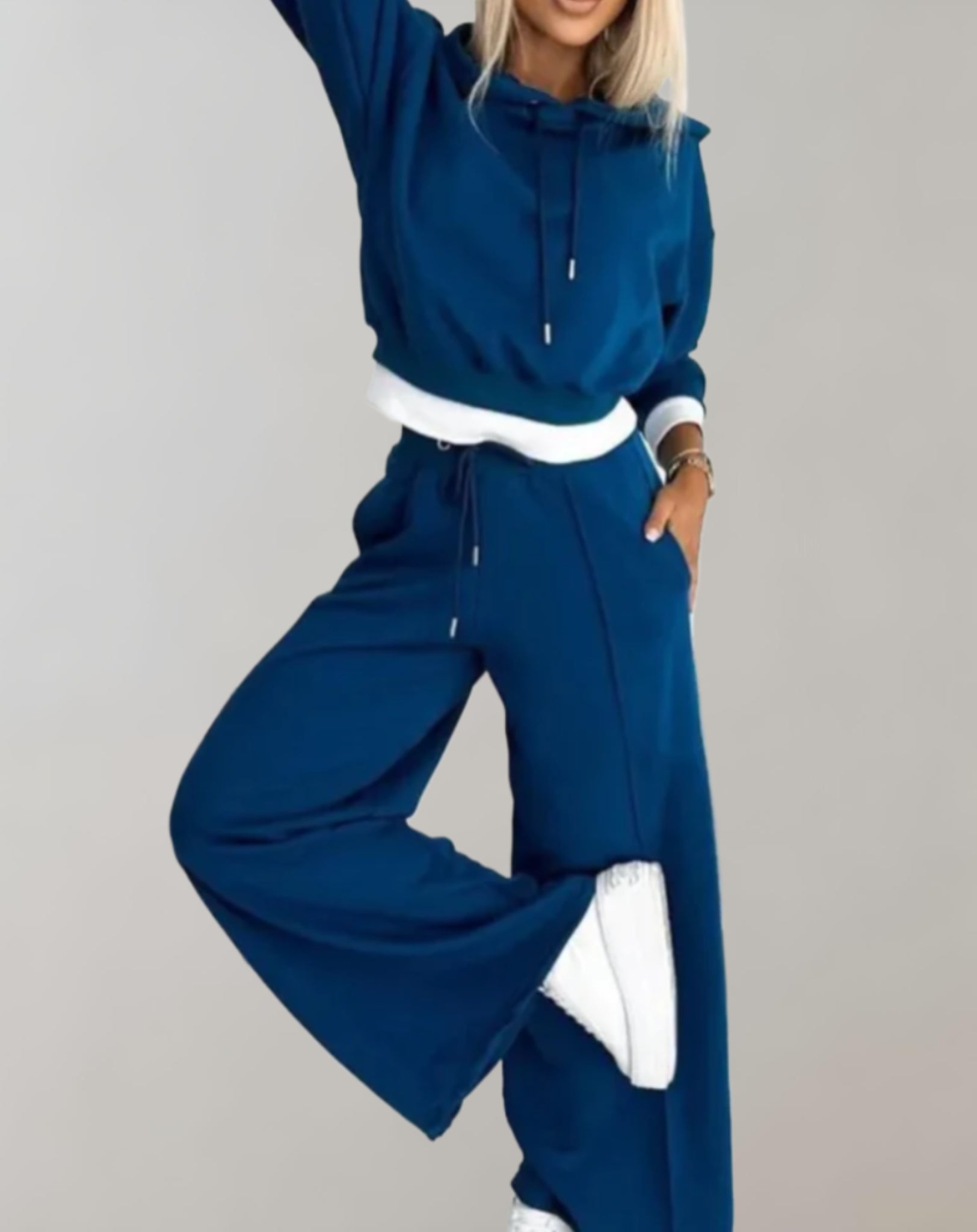 "Dames jogger set, zachte hoodie met joggingbroek in lichtgrijs, comfortabele pasvorm, ideaal voor casual en thuisgebruik."