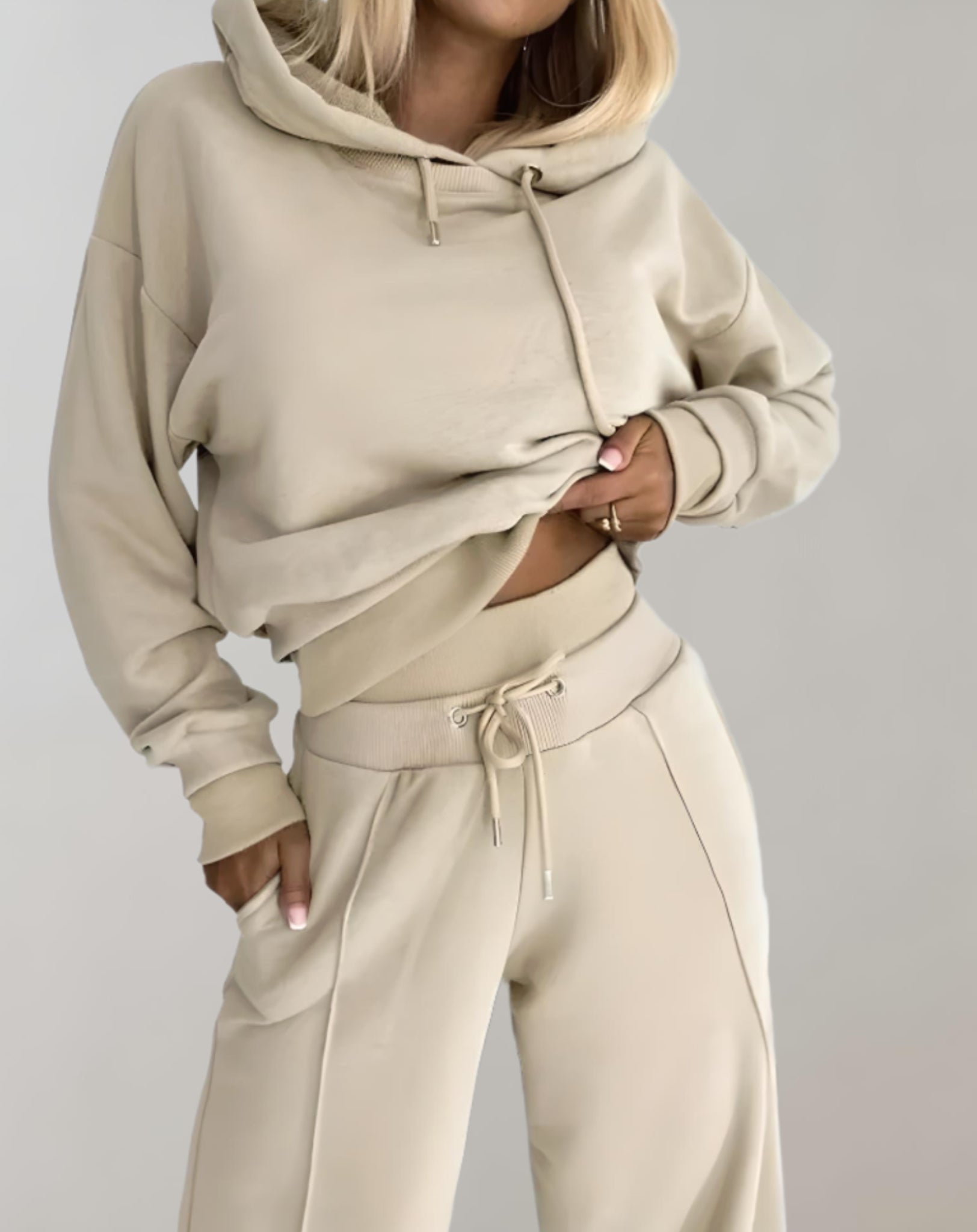 "Dames jogger set, zachte hoodie met joggingbroek in lichtgrijs, comfortabele pasvorm, ideaal voor casual en thuisgebruik."
