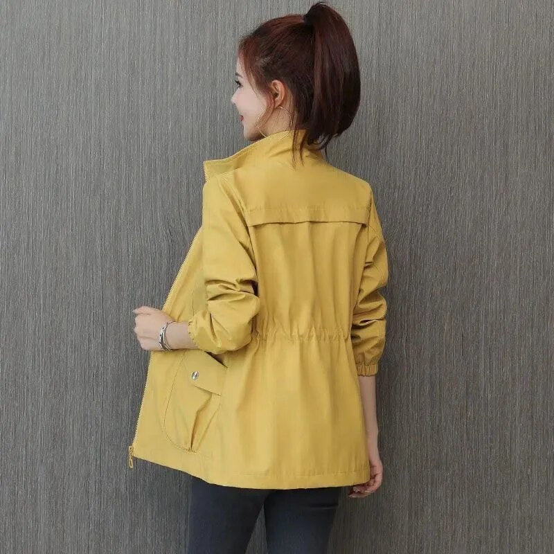 "Dames trenchcoat met verstelbare taille, voorzakken en opstaande kraag, elegante jas in lichte stof, ideaal voor lente."