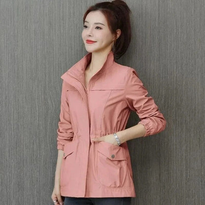 "Dames trenchcoat met verstelbare taille, voorzakken en opstaande kraag, elegante jas in lichte stof, ideaal voor lente."